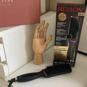 Like new! Revlon Hair Straightening Heated Brush